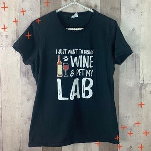 ‘I Just Want To Drink Wine & Pet My Lab” Tee size Medium